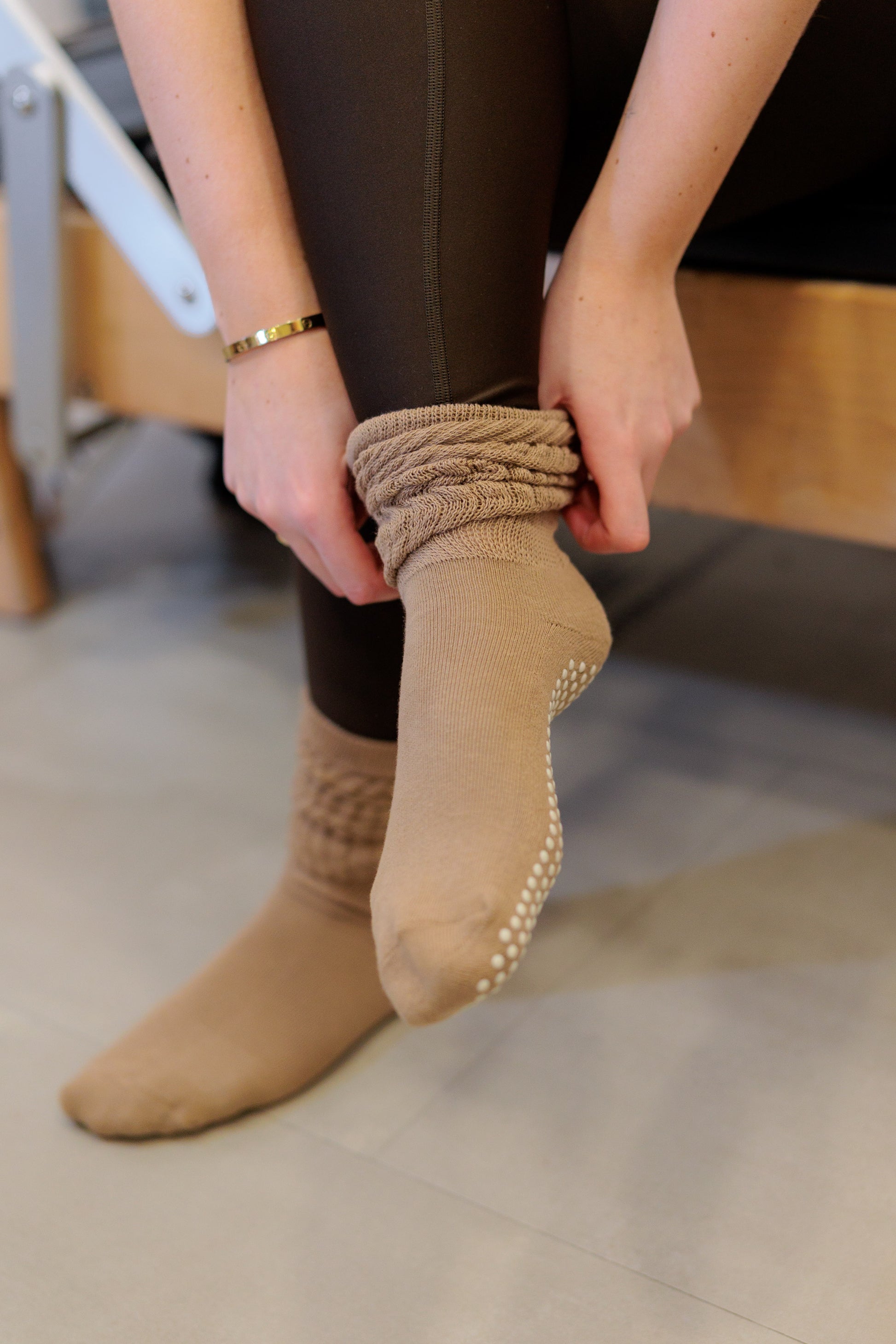 SLOUCH Pilates Grip Socks in Caramel (AUTUMN COLLECTION) – Jellylegz