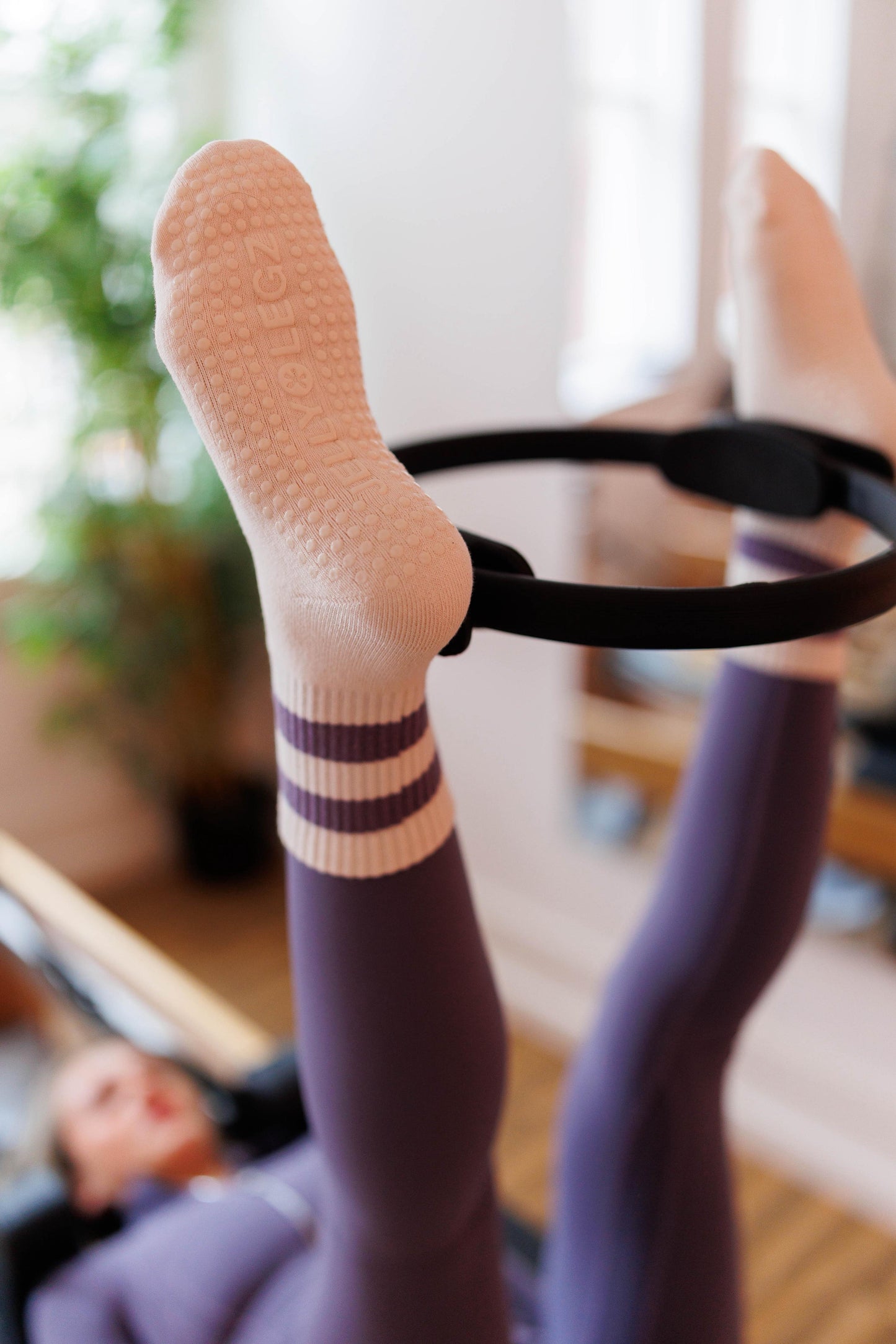 PURPLE PLUM WHISPER cream with plum 2 Stripe Midi Grip Pilates Socks