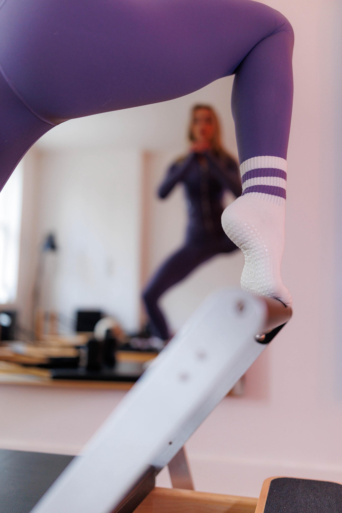 PURPLE PLUM WHISPER cream with plum 2 Stripe Midi Grip Pilates Socks